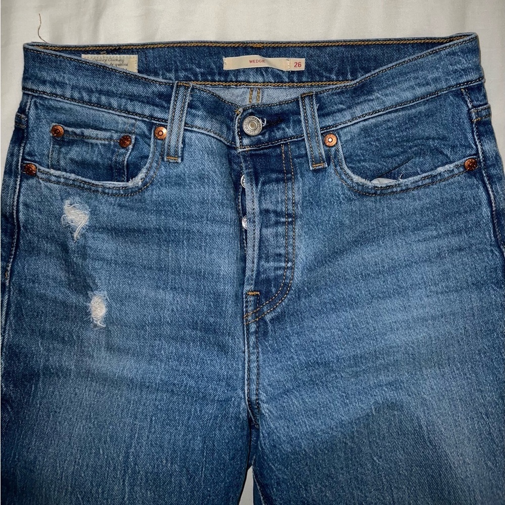 Levi’s Wedgie Medium Wash Jeans in size 26